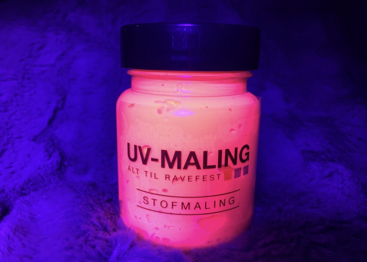 Godkendelse letvægt et eller andet sted UV maling til tøjet rød | UV-MALING.dk